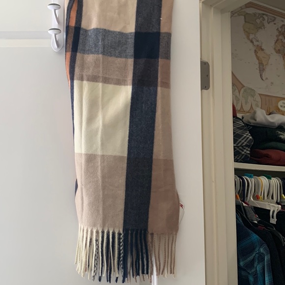 Accessories - NWT Huge Blanket Scarf